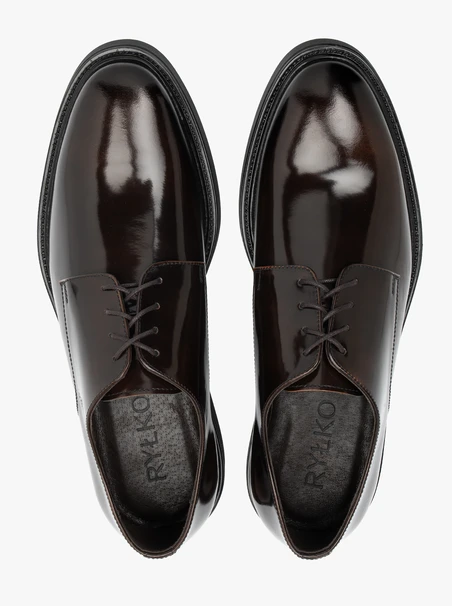 Schwarz lackierte Halbschuhe