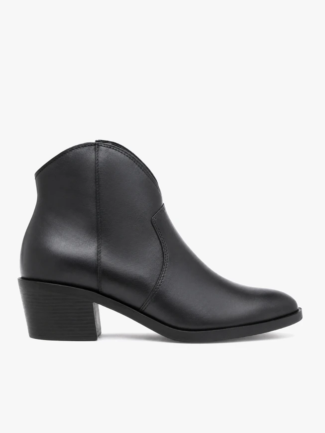 Schwarze Stiefeletten im Cowboy-Stil
