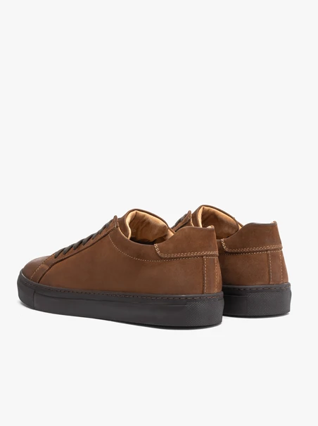 Braune Nubukleder Sporthalbschuhe