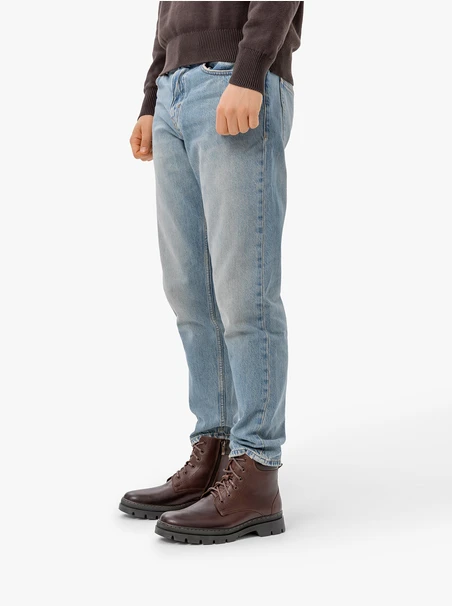 Braune Stiefel aus Leder und Velours