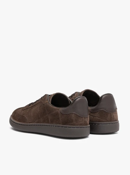 Braune Sporthalbschuhe