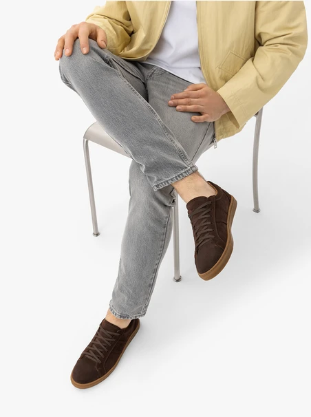 Dunkelbraune Sporthalbschuhe