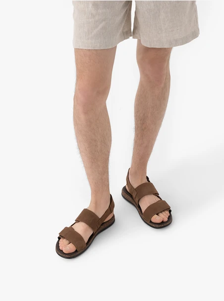 Braune Klettsandalen