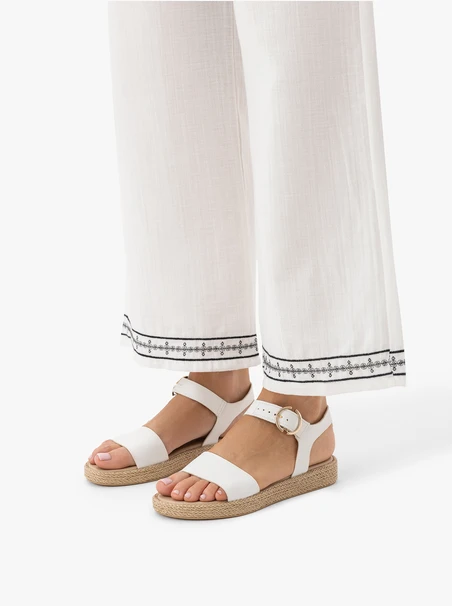 Weiße Schnallen-Sandalen