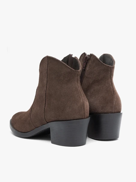 Braune Cowboystiefel aus Veloursleder