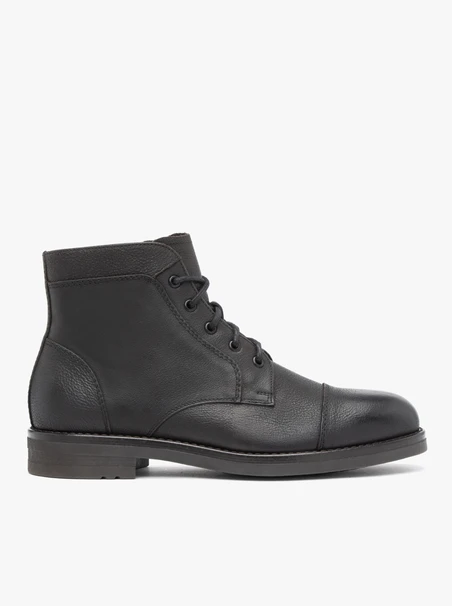 Dunkelbraune isolierte Stiefel