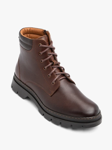 Braune Stiefel aus Leder und Velours