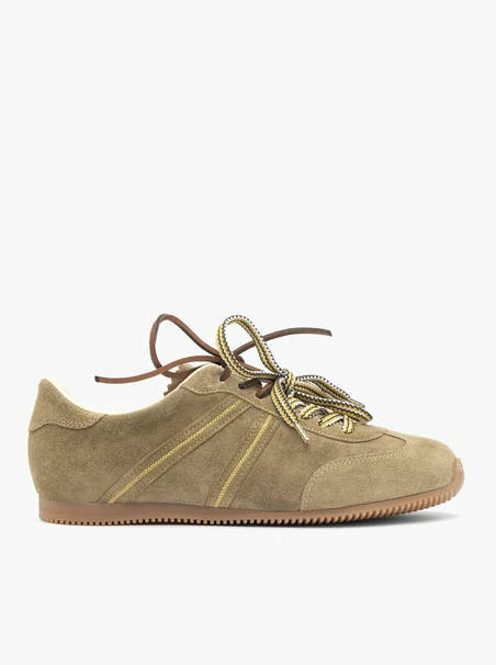 Olivefarbene Sportschuhe