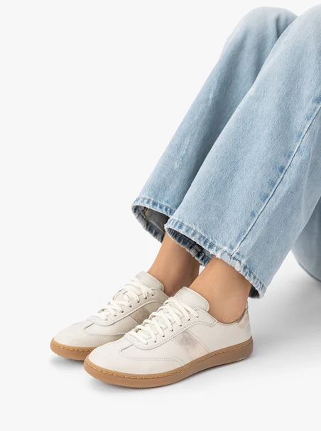 Cremefarbene Sportschuhe mit Platinriemen