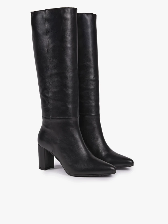 Schwarz genarbte Lederstiefel