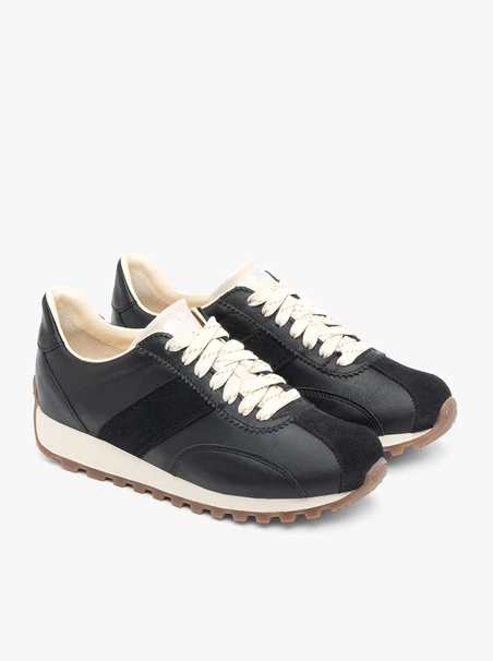 Schwarze Sporthalbschuhe