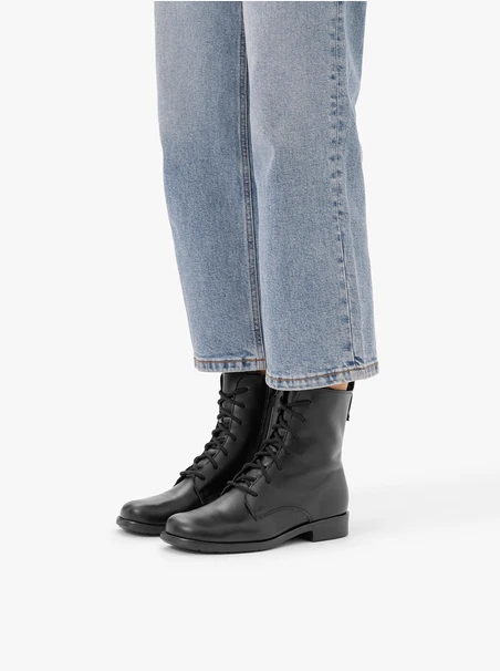 Schwarze Lederstiefel