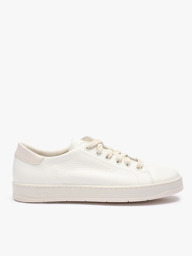 Cremefarbene Turnschuhe aus genarbtem Leder
