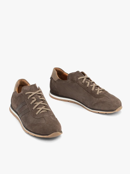 Braune und graue Schnürsneakers