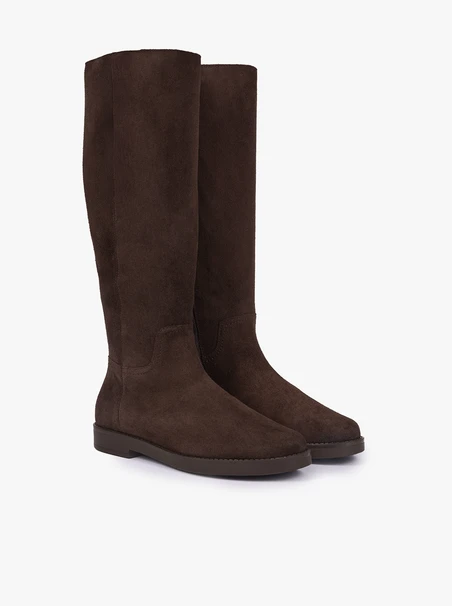 Braune Stiefel mit schmalem Schaft