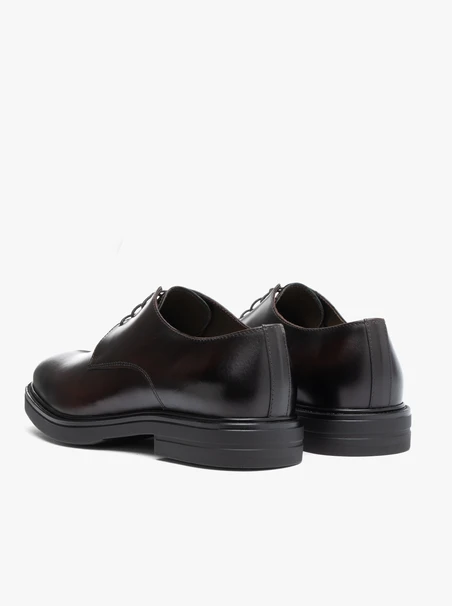 Halbschuhe aus braunem Leder zum Schnüren