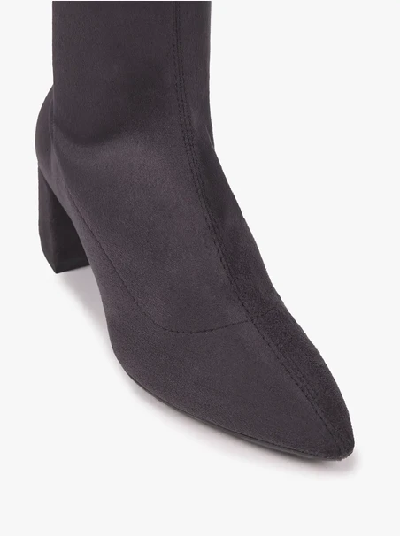 Graue, elastische Stiefeletten, die über dem Knöchel enden