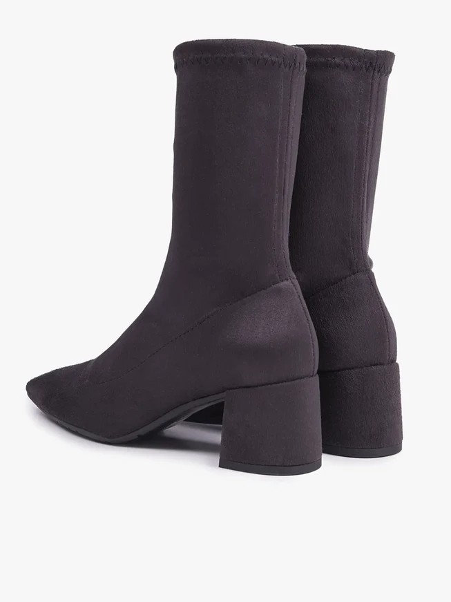 Graue, elastische Stiefeletten, die über dem Knöchel enden
