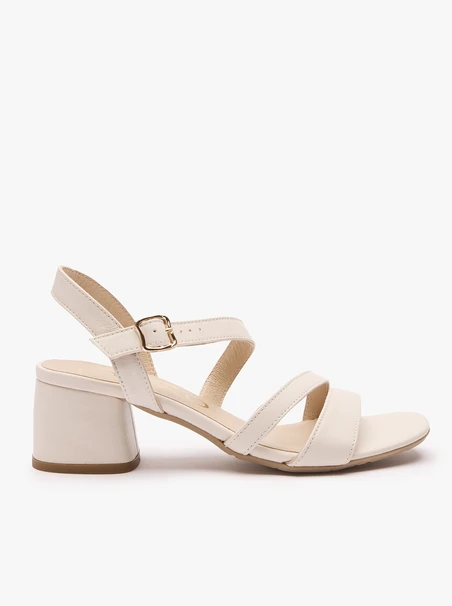 Cremefarbene Riemchensandalen