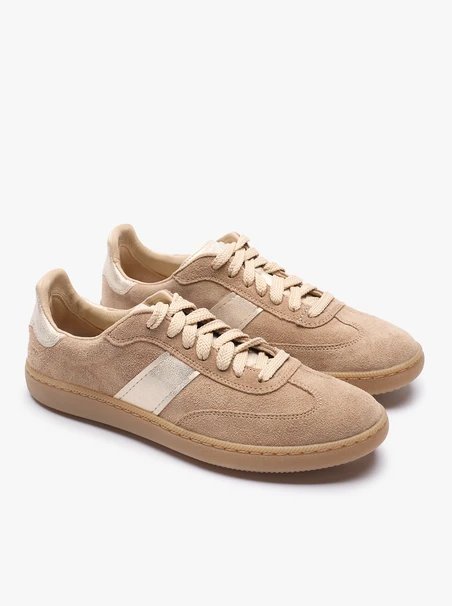 Sandfarbene Sportschuhe mit einem Platinstreifen