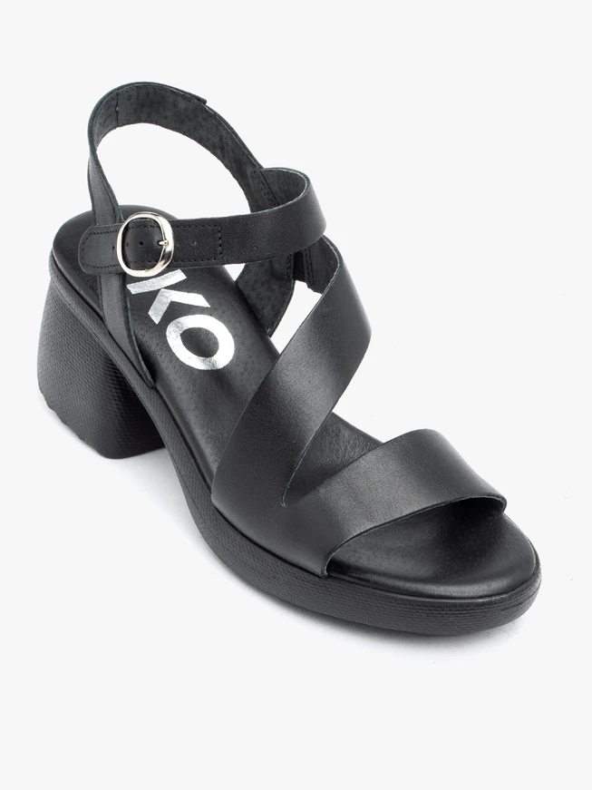 Schwarze Sandalen aus genarbtem Leder