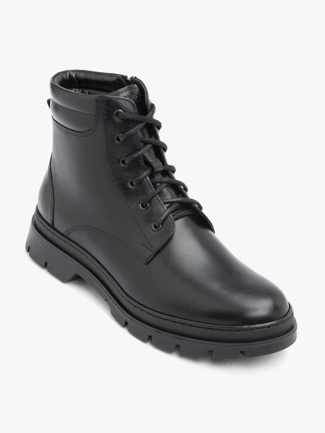 Schwarz genarbte Lederstiefel