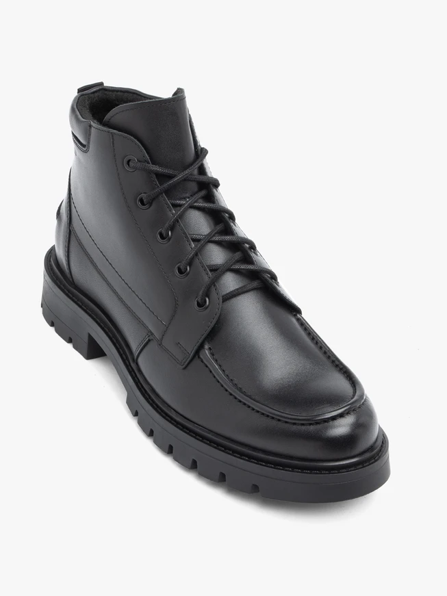 Schwarz genarbte Lederstiefel