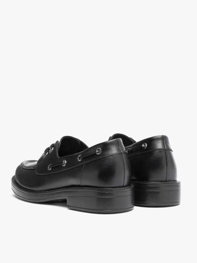 Schwarze Halbschuhe mit Schnürung