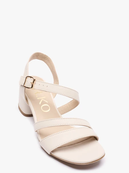 Cremefarbene Riemchensandalen