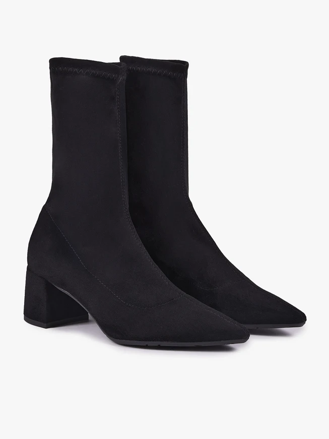 Schwarze, elastische Stiefeletten, die über dem Knöchel enden