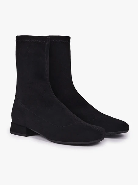 Schwarze, elastische Stiefeletten
