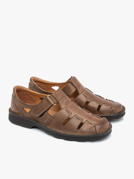 Hellbraune Sandalen aus genarbtem Leder