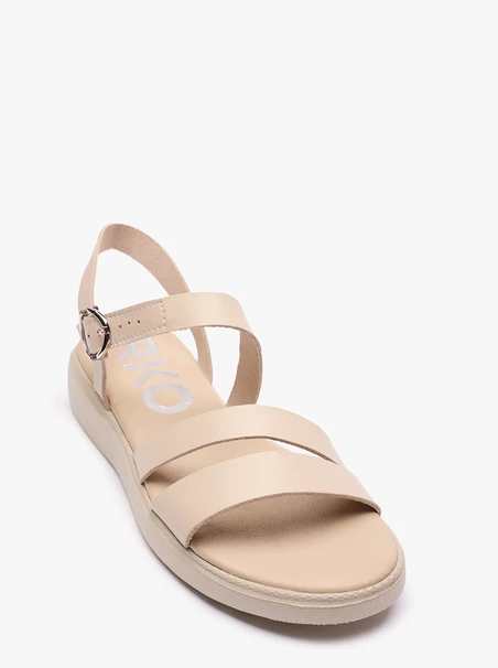 Cremefarbene Sandalen mit dickerem Boden