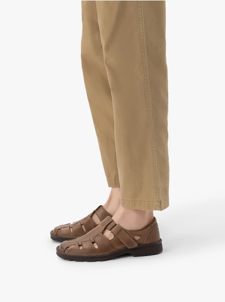 Hellbraune Sandalen aus genarbtem Leder