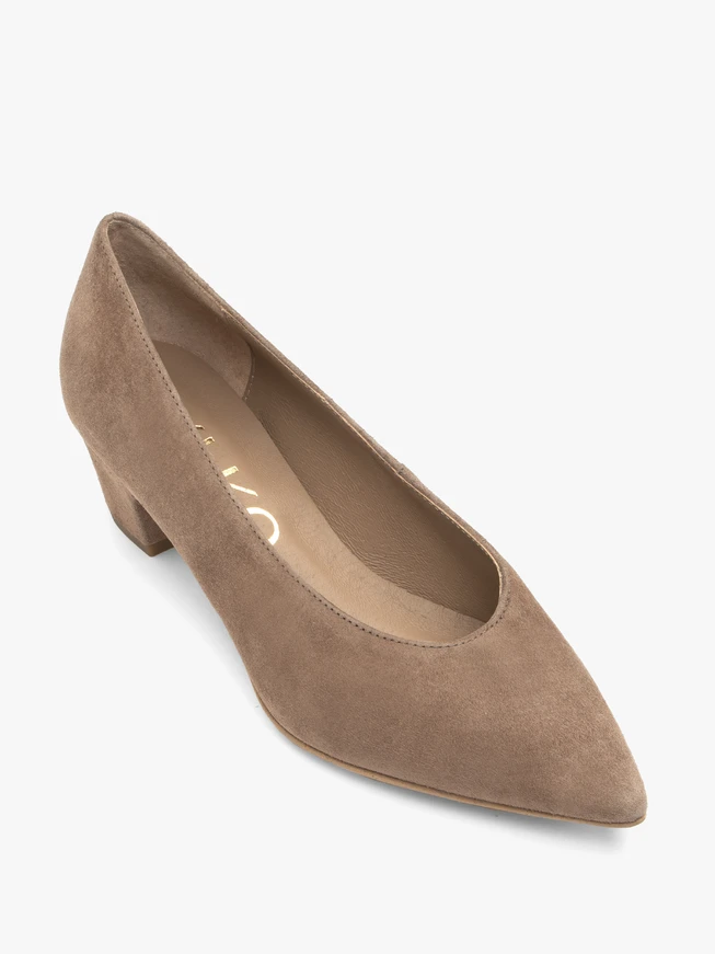 Beigefarbene Velourslederpumps mit Stilettoabsatz