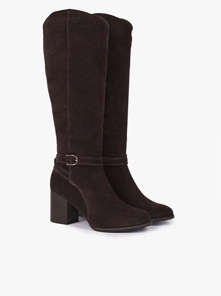 Dunkelbraune Stiefel mit Schnalle am Schaft
