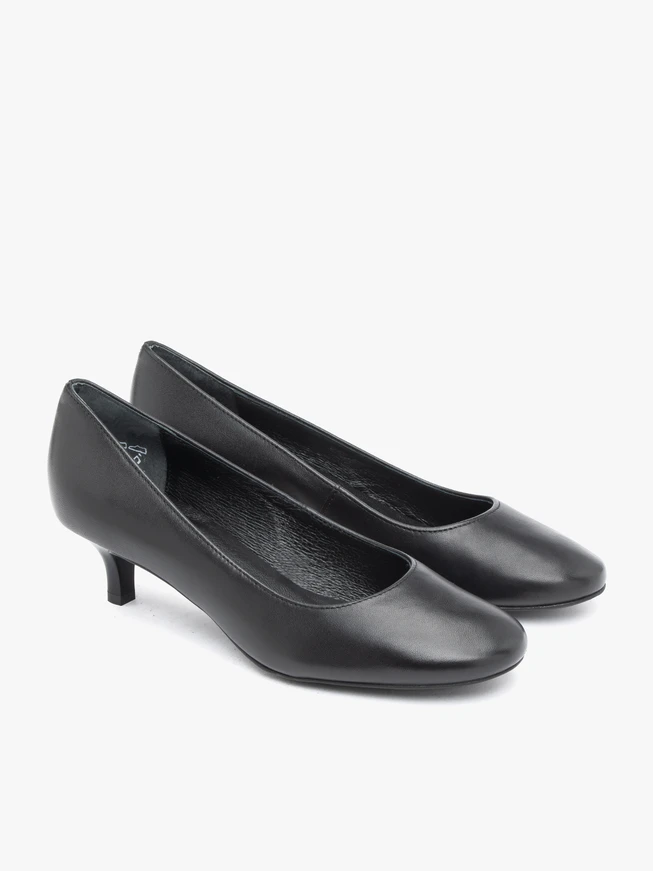 Schwarze Pumps mit Flare-Absatz