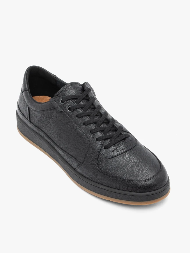 Schwarze Sporthalbschuhe
