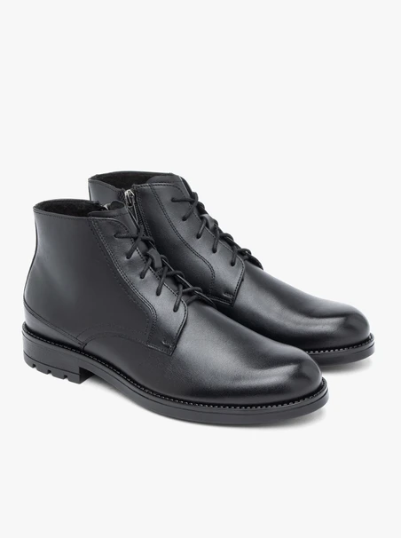 Schwarz genarbte Lederstiefel