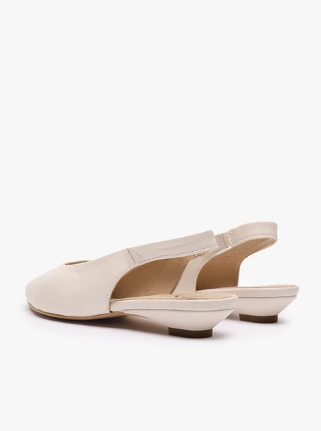 Cremefarbene Slingback-Pumps mit Stilettoabsatz
