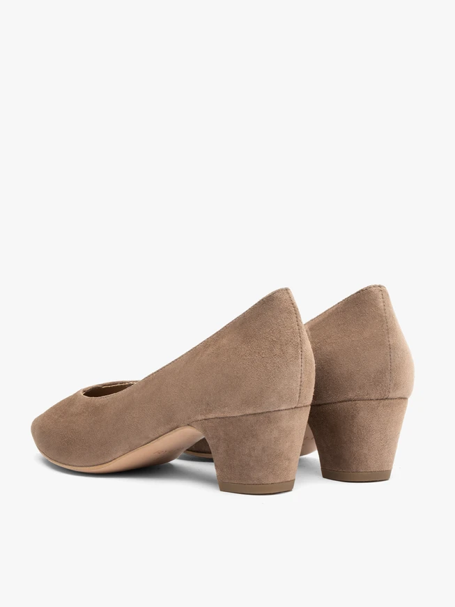 Beigefarbene Velourslederpumps mit Stilettoabsatz