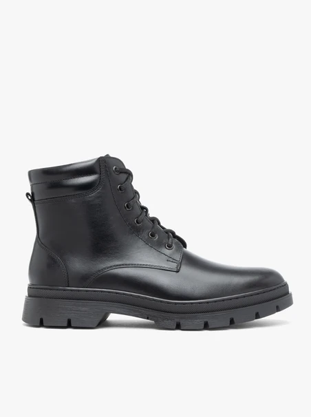 Schwarz genarbte Lederstiefel