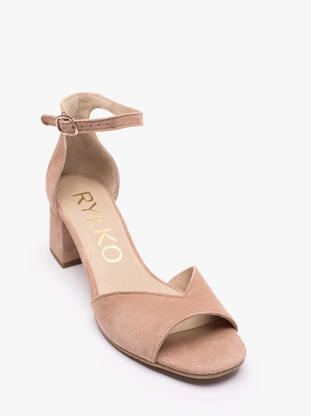 Dreckige rosa Stiletto-Sandalen