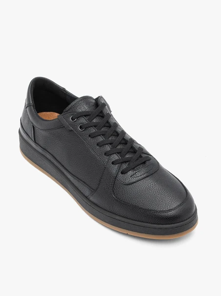 Schwarze Sporthalbschuhe