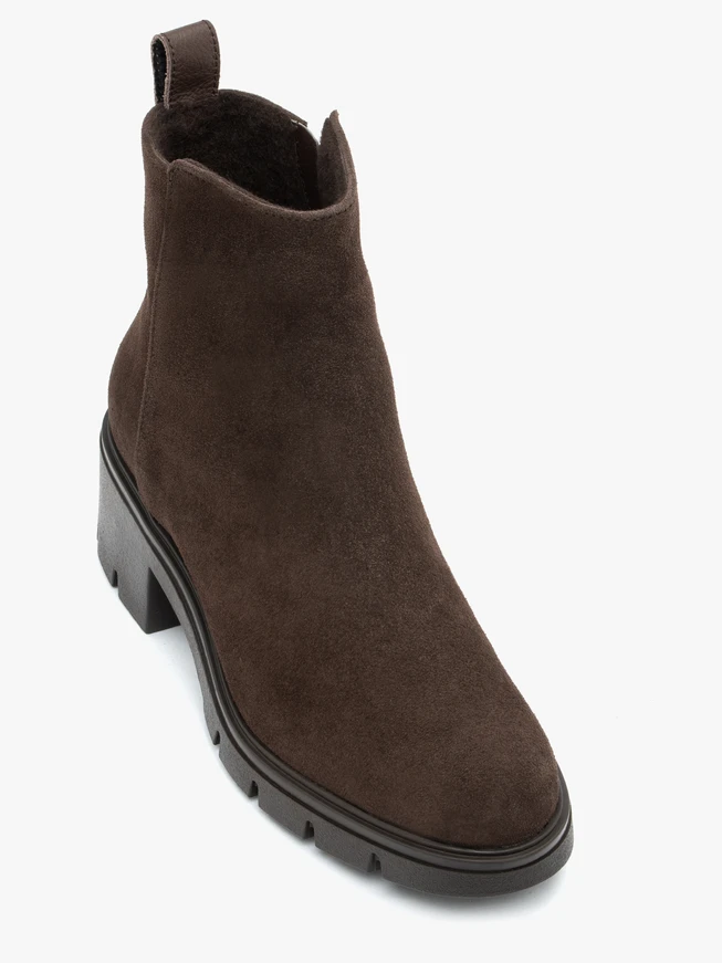 Dunkelbraune isolierte Lederstiefel