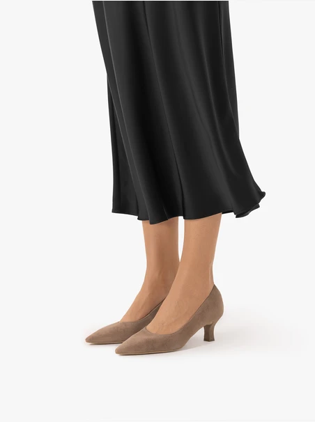 Beigefarbene Pumps aus Veloursleder