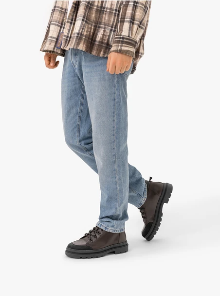 Dunkelbraune Stiefel im Trekking-Stil