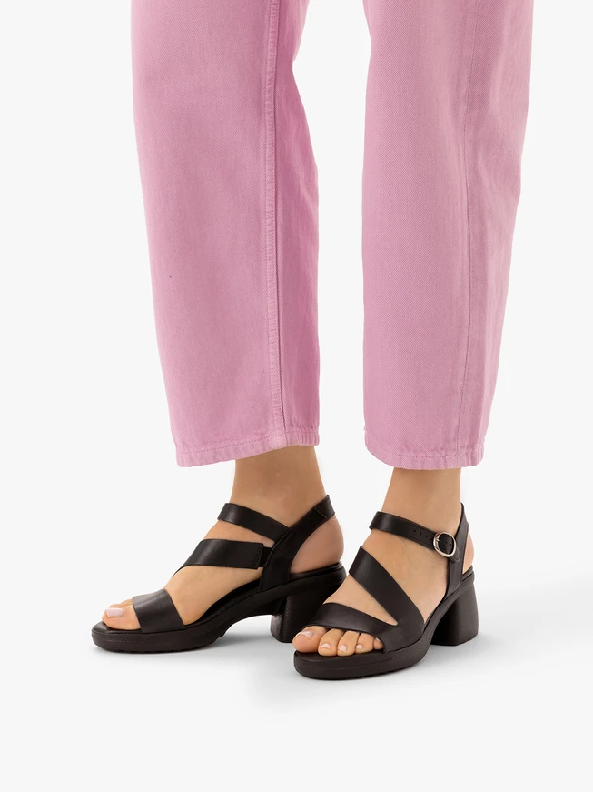 Schwarze Sandalen aus genarbtem Leder