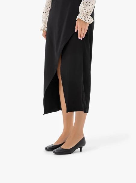 Schwarze Pumps mit Flare-Absatz