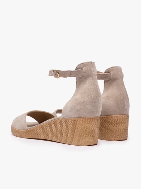 Sand-Sandalen auf Plattformen
